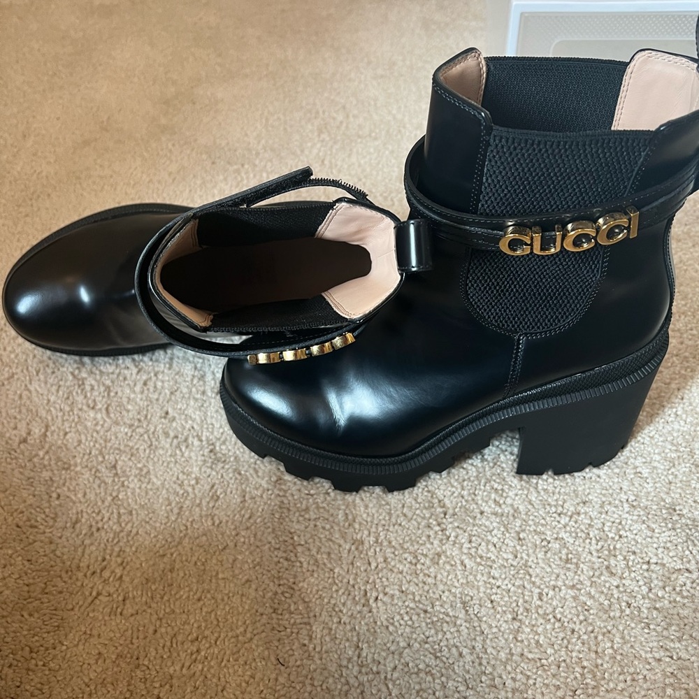 Elevate your footwear collection with these exquisite black Gucci boots - Picture 4 of 7